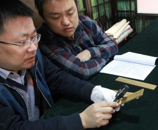 2000여 년 전 기록을 살펴보는 역사학자들