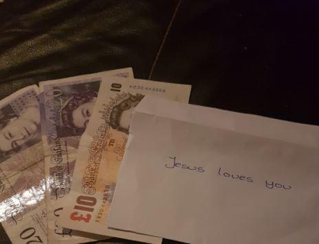 커스티는 돈이 충분치 않은 상황에 산타에게 작은 크리스마스 선물을 받았다며 기뻐했다.