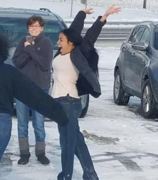 패터슨은 크리스마스 가석방으로 풀려나 자신이 사는 도시 케터링에 도착했고 눈 덮인 거리에서 가족의 품에 안겼다.