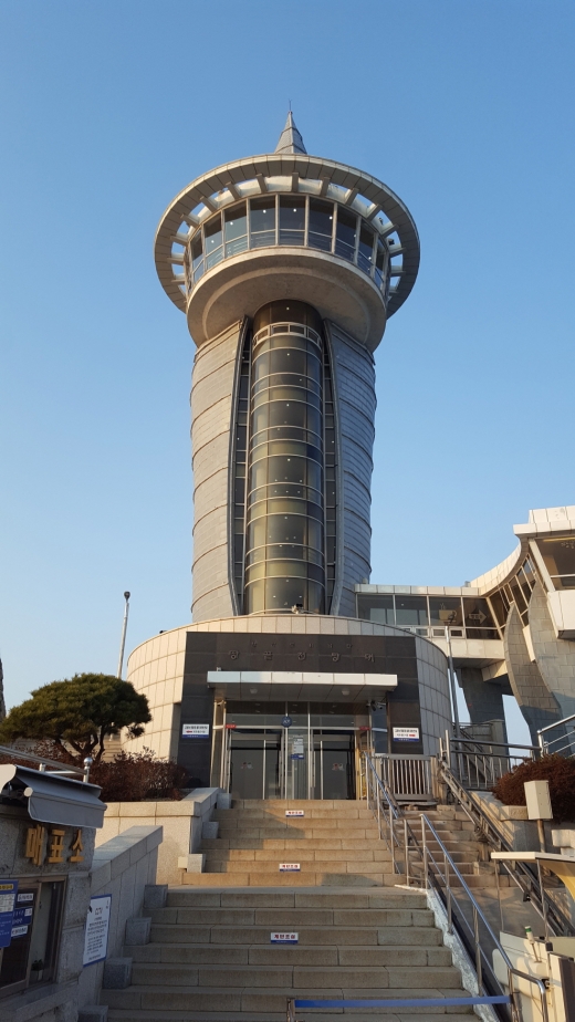 갈두산 사자봉에 있는 땅끝전망대. 높이 39.5m. 지하 1층 지상 9층의 땅끝마을의 상징으로 횃불을 상징하고 있다. 갈두산 사자봉에 있는 땅끝전망대. 높이 39.5m. 지하 1층 지상 9층의 땅끝마을의 상징으로 횃불을 상징하고 있다.