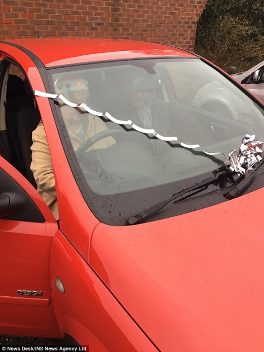 부부는 독일제 자동차 복스홀 코르사(Vauxhall Corsa)를 선물받았다. 