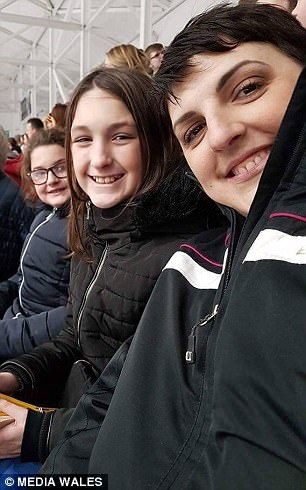 두 딸과 함께 찍은 사진.