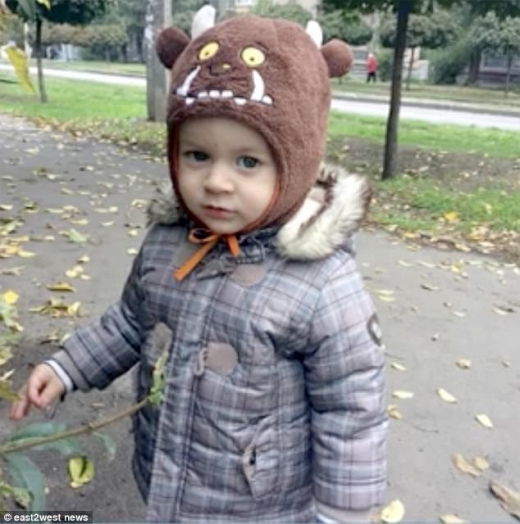 이름이 밝혀지지 않은 생후 21개월 된 아이는 영문도 모른채 비극적인 죽음을 당했다.