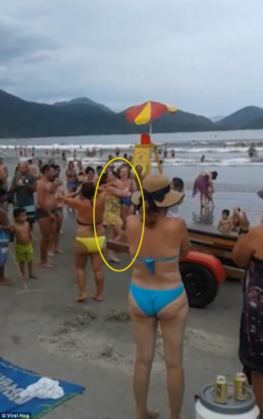 엄마는 아이를 무사히 넘겨받았다.