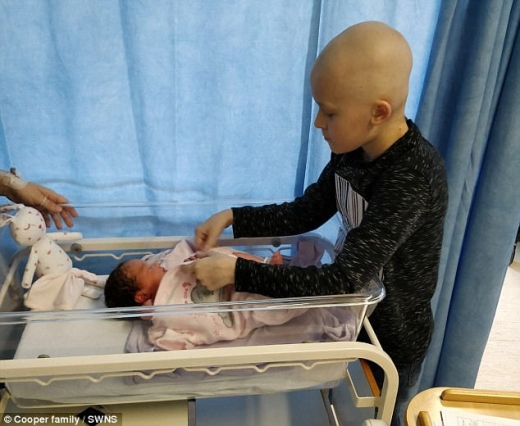 여동생의 옷을 입혀주고 있는 오빠 배일리의 모습.