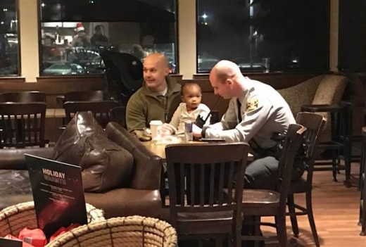 어린 딸이 있는 마샬은 자연스럽게 달린과 함께 앉았다.