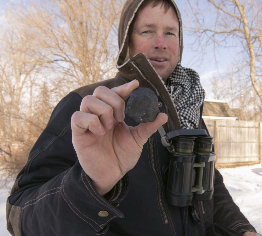 운석 사냥꾼 로버트 워드가 자신이 발견한 미시간 운석을 선보이고 있다.