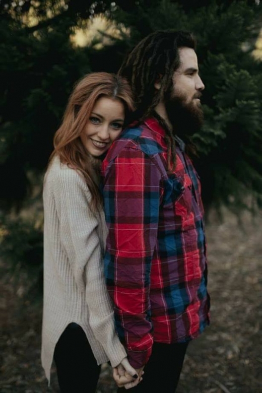 친구의 노력에도 불구하고 낭포성섬유증으로 세상을 떠난 벡 아레나(왼쪽)와 남편