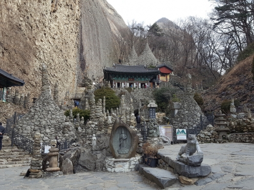 마이산은 전형적인 타포니 지형으로 1억년 전에 차별 침식이 이루어져 현재의 모양을 만들었다