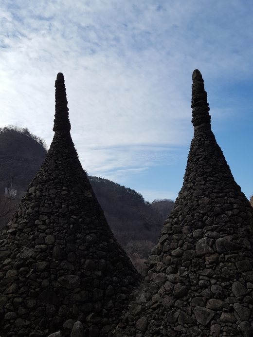 탑사에 위치한 돌탑은 나름의 이름을 가지고 있다. 천지탑, 오방탑, 원광탑 등 제각각의 형상이 있다