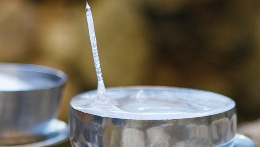 마이산의 가장 독특한 현상인 역고드름. 대접 위의 물이 하늘로 솟는 신비는 현재로서도 이견이 분분하다. 사진= 진안군