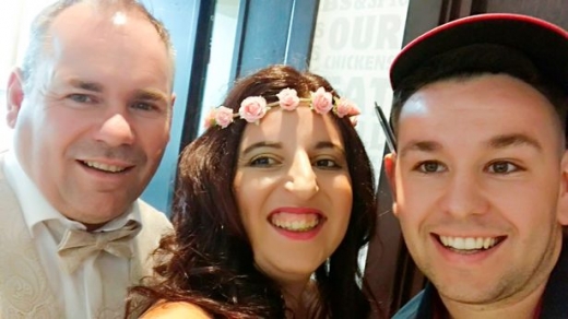 부부는 패스트푸드 매장을 흔쾌히 제공해준 매니저와 함께 사진을 찍었다.