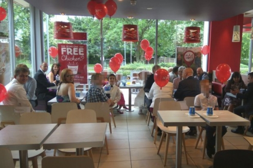 40명의 하객들이 부부의 결혼식 피로연에 참석했다.