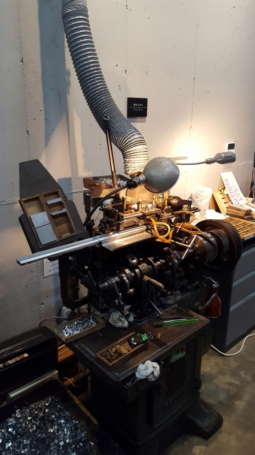 관람객들은 활자 주조기를 통해 갓 만들어진 활자 자모들을 구입할 수도 있다