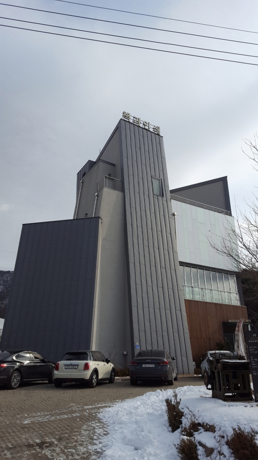 책과 인쇄 박물관은 하늘에서 보면 흡사 종이 쪽지를 접어 놓은 모양이 특색인 건축물이다