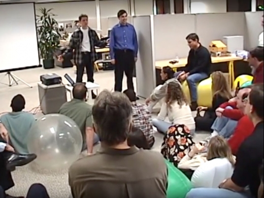 티지아이에프(TGIF)로 불리는 전직원 회의. 현재 목요일에 열리고 있다.(수글러/유튜브)