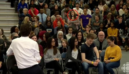 여성 청중이 트뤼도 연설 중 의견을 말하는 모습