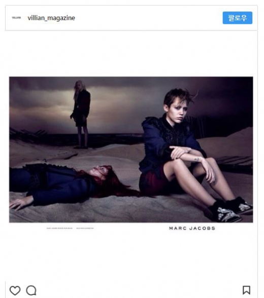 가수 마일리 사이러스 옆에 모델은 움직임없이 누워있고 뒤쪽에는 섬뜩한 모습으로 서있다.