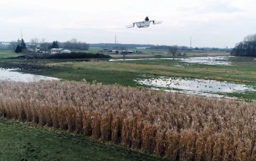 생각보다 가벼워보이는 비행 모습.