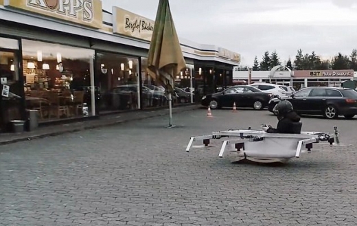 빵집 주차장에 욕조를 타고 도착한 필립.