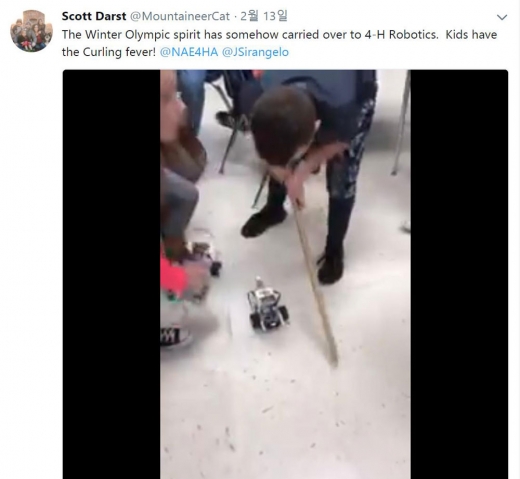 동계올림픽의 정신이 왠지 로봇 경기로 이어졌다. 아이들은 컬링에 열광 중.