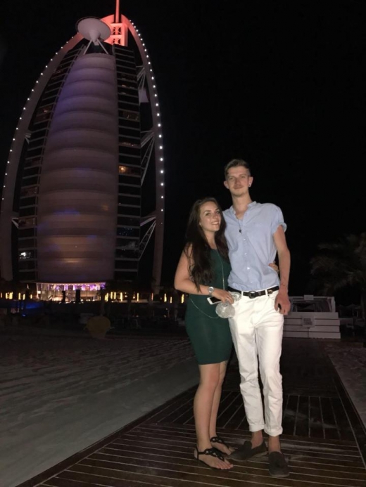 두바이로 향하는 비행기에서 원치 않게 내려야 했던 여성(왼쪽)