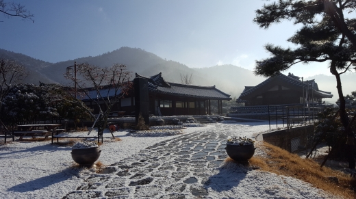 사진6. 고산 윤선도 유물전시관의 입구. 덕음산과 바다가 만나 늘 안개가 피어오른다