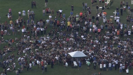 학교에서 약 3㎞ 떨어진 파인 트레일스 공원에는 800명이 넘는 인파가 모여 달리기를 시작했다.