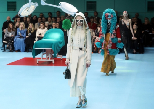 21일(현지시간) 이탈리아 밀라노에서 열린 밀라노 패션위크에서 구찌 브랜드의 의상을 입은 모델이 런웨이를 걷고 있다(사진=EPA·연합뉴스)
