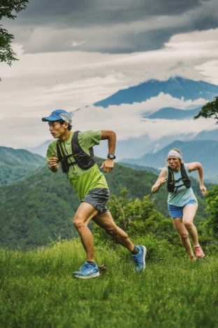 컬럼비아 몬트레일만의 미드솔 기술력인 ‘펄폼’은 일반 EVA 미드솔 대비 쿠션력을 극대화한 ‘플루이드 폼(Fluid Foam)’ 미드솔 안에 열가소성 폴리에스터 엘라스토머 입자(Thermoplastic Polyester Elastomer)를 넣어 에너지 리턴을 극대화해 뛰어난 탄성과 쿠셔닝을 느낄 수 있다.