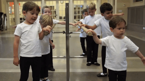 남자 아이들이 발레 동작을 따라하고 있다.