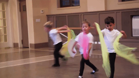 음악에 맞춰 자유롭게 춤을 추는 아이들.