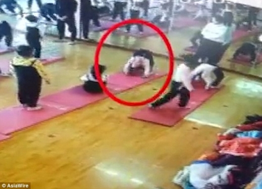 백 브릿지자세를 시도하는 바오.