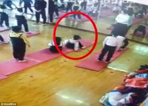 결국 중심을 잃고 뒤로 쓰러졌다.