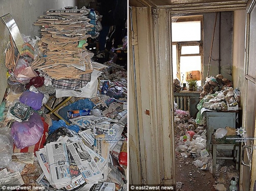 신문을 포함해 쓰레기로 둘러싸인 지저분한 집 내부.
