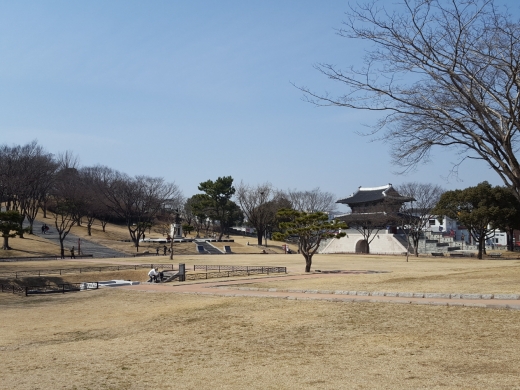 사진3. 진주성은 촉석루 이외에도 시민들이 편안한 휴식을 취할 수 있는 공간이 마련되어 있어 가족 나들이 공간으로는 제격이다.