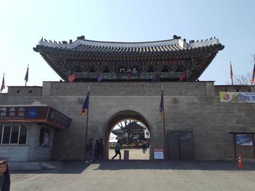 진주성 입구의 모습. 1960년대 이후 다시금 시민들의 휴식처로 재정비 되었다.