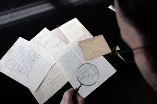 이날 경매에는 통일장이론 편지 외에도 20세 연하 여성 화학도에게 보낸 편지와 과학자가 꿈인 2차대전 참전 미군을 응원하는 편지 등이 나와 낙찰되기도 했다.(AFP 연합뉴스)