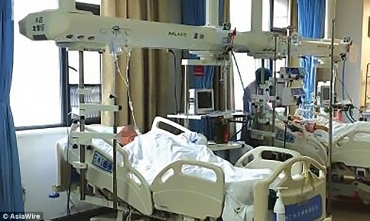 우는 중환자실에서 후속 치료를 받았다.