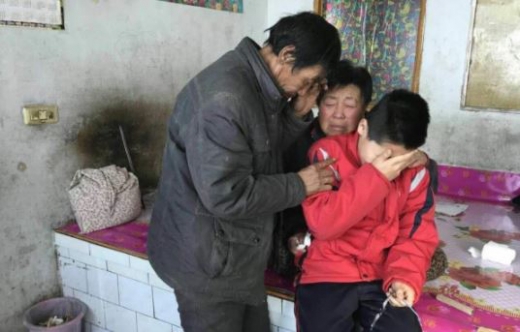 조부모와 손자가 함께 눈시울을 붉히고 있다.