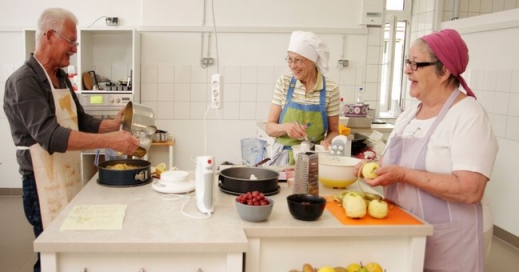 할머니 할아버지는 친구를 사귈 수 있는 기회도 가진다.