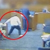 재판 중 증인 향해 공격한 피고…현장 영상 공개