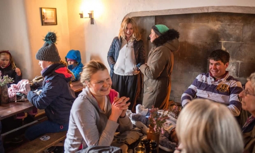 많은 지역주민들이 술집 개장에 맞춰 한자리에 모였다.