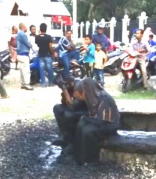 남녀가 오물을 뒤집어쓴채 자리를 떠나지 못하고 있다.