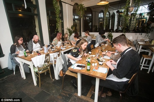 앞치마를 두르고 실제 미니어쳐 요리를 만들고 있는 사람들.