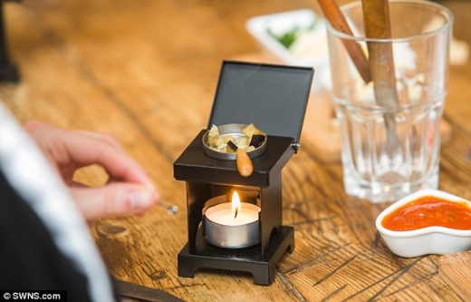 장식용 초를 이용해 가열하고 음식을 조리한다.