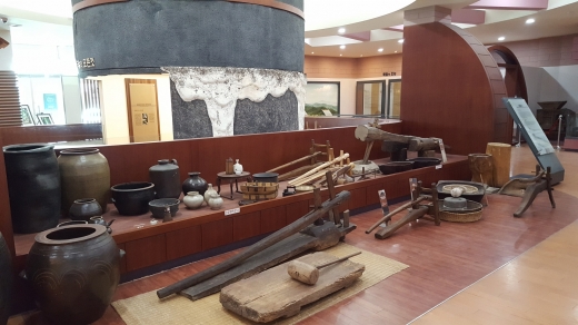 박물관 1층에는 선인들이 사용하던 농기구 및 주방 도구들이 잘 전시되어 있다
