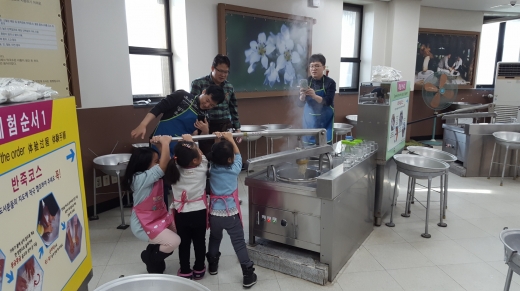 2층 체험관에는 가족 단위 관람객들의 웃음소리가 끊이지 않는다. 어린 자녀들과 즐거운 한때를 보내고 있는 아버지들의 모습이 흐뭇하다