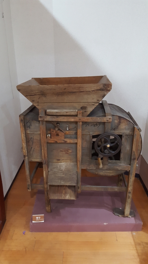 박물관 1층에는 지금은 보기 힘든 농기구들이 많다. 위 사진은 곡식에 붙은 겨, 먼지 등을 제거해 주던 풍구