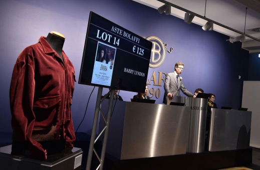 27일(현지시간) 이탈리아 토리노에서 개최된 경매에 배우 잭 니컬슨이 스탠리 큐브릭 감독 작품의 ‘샤이닝’에서 입었던 버건디 색상 재킷이 출품됐다.(EPA/연합뉴스)